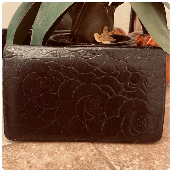 Authentic Chanel camellia, black leather wallet - Picture 3 of 13